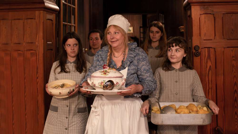 LA BONNE ÉPOUSE / HOW TO BE A GOOD WIFE