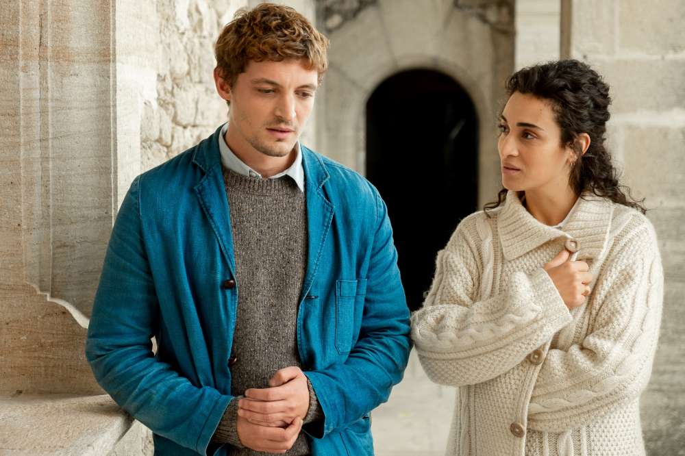 Les choses qu'on dit, les choses qu'on fait - Un film d'Emmanuel Mouret - Avec Niels Schneider (Maxime), Camélia Jordadana (Daphné), Vincent Macaigne (François), Emilie Dequenne (Louise), Jenna Thiam ...